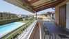 Bilocale di testa al primo piano con ampia terrazza in residence con piscina a Puegnago del Garda