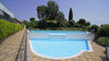 Appartamento con doppi terrazzi e due posti auto coperti in residence con piscina a Manerba del Garda