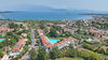 Appartamento con doppi terrazzi e due posti auto coperti in residence con piscina a Manerba del Garda