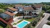 Appartamento su due livelli con ampio balcone in residence con piscina a Lonato del Garda