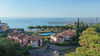 Bilocale in residence con piscina, con due giardini terrazzati e posto auto, in vendita a Gardone Riviera
