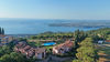 Bilocale in residence con piscina, con due giardini terrazzati e posto auto, in vendita a Gardone Riviera