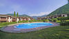 Bilocale in residence con piscina, con due giardini terrazzati e posto auto, in vendita a Gardone Riviera
