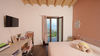 Villa singola vista lago, recentemente ristrutturata, con piscina panoramica e ampio parco in vendita a Salò