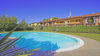 Luminoso trilocale con ampia terrazza abitabile e garage, in residence con piscina a Portese in vendita