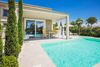 Sirmione, Punta Grò, villa di testa con piscina a pochi metri dal lago in vendita