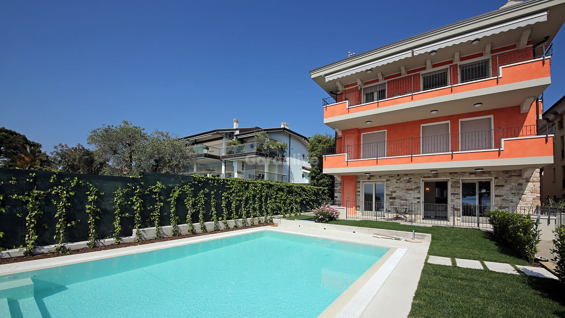 Casa di lusso sul lago di Garda con piscina fronte lago a Sirmione
